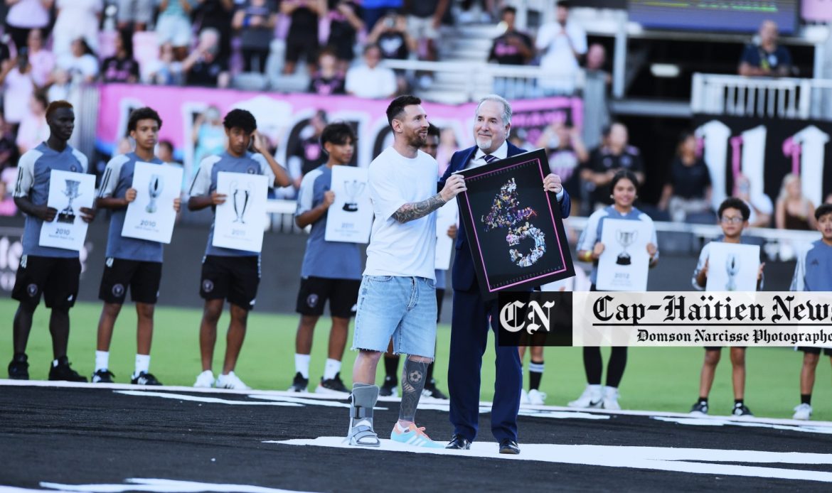 Foot-MLS:L&rsquo;attaquant de l&rsquo;Inter Miami Lionel Messi (10) est récompensé pour les 45 titres qu&rsquo;il a remportés au cours de sa carrière par le copropriétaire de l&rsquo;Inter Miami, Jorge Mas