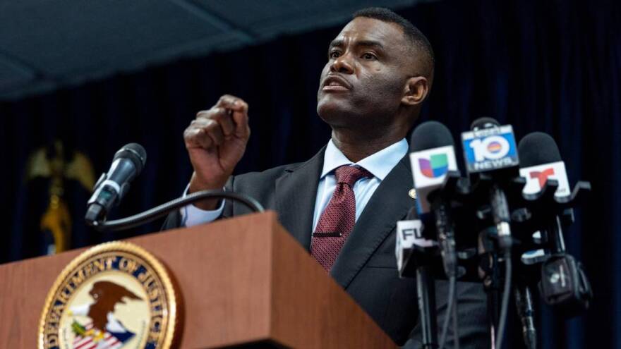 Le procureur de Miami, premier Haïtien-Américain à occuper ce poste, va démissionner avant l&rsquo;entrée en fonction de M. Trump