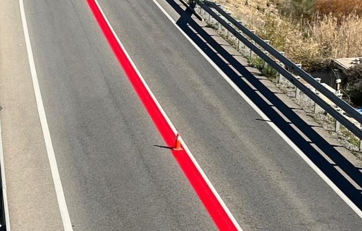 Ligne rouge sur l’autoroute : Que signifie ce nouveau marquage et que risquez-vous ?