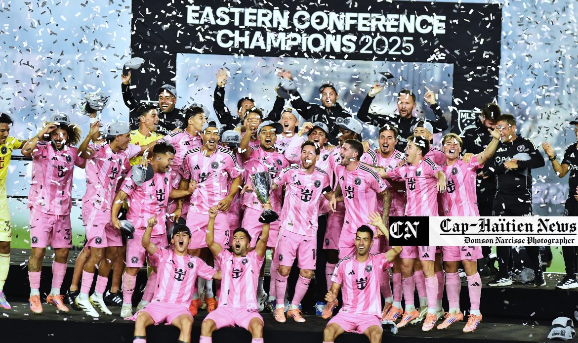 Les joueurs de l’Inter Miami célèbrent leur victoire avec le trophée de la finale de la Conférence Est de la MLS après avoir battu le New York City FC lors de leur match au Chase Stadium, le samedi 29 novembre 2025, à Fort Lauderdale, en Floride. Photo Domson Narcisse Photograph