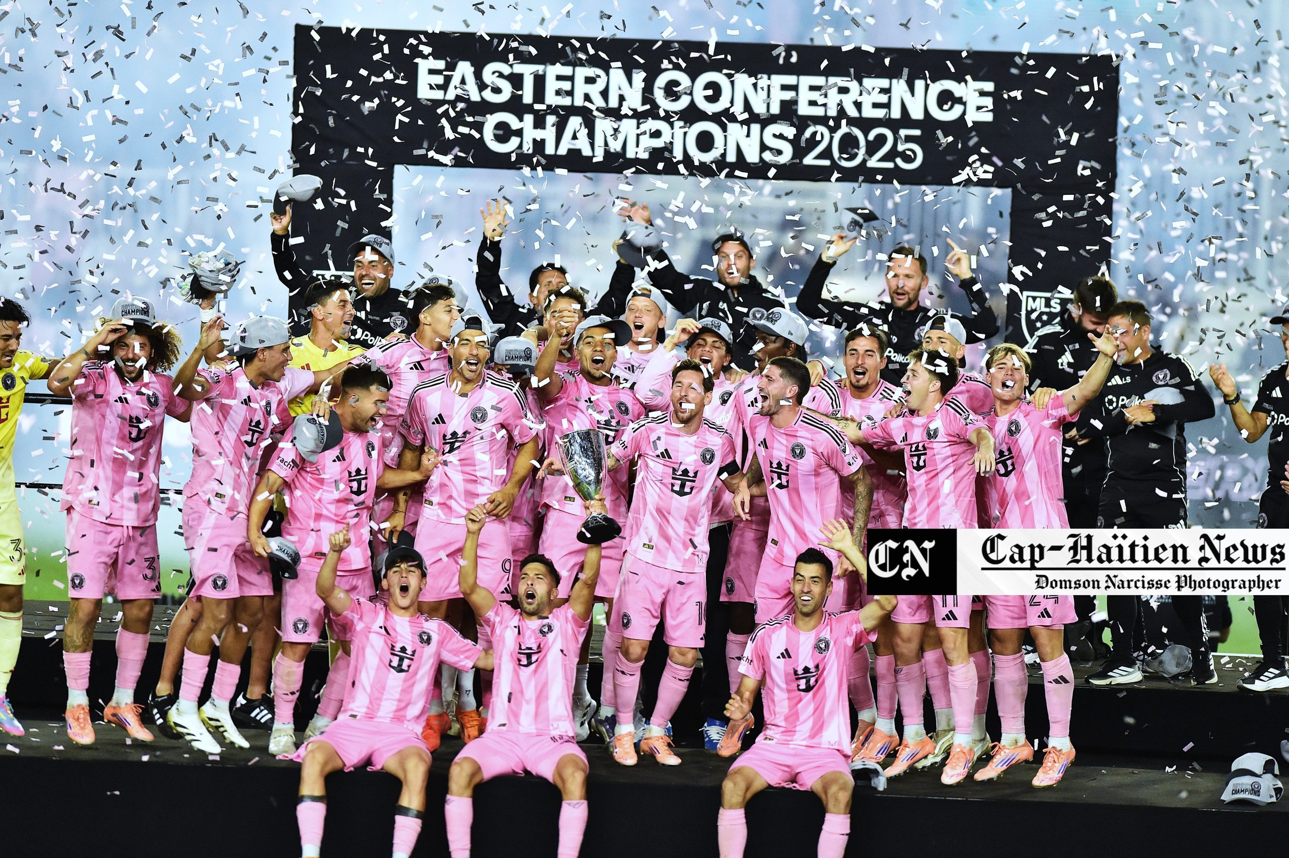 Les joueurs de l'Inter Miami célèbrent leur victoire avec le trophée de la finale de la Conférence Est de la MLS après avoir battu le New York City FC lors de leur match au Chase Stadium, le samedi 29 novembre 2025, à Fort Lauderdale, en Floride. Photo Domson Narcisse Photograph
