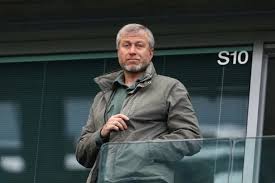 Roman Abramovich défie le gouvernement britannique pour le contrôle des 2,5 milliards de livres sterling provenant de la vente de Chelsea, malgré son engagement envers l&rsquo;Ukraine, alors que la date limite approche