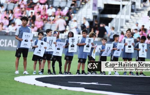 L'attaquant de l'Inter Miami Lionel Messi (11) est récompensé pour les 45 titres qu'il a remportés au cours de sa carrière par le copropriétaire de l'Inter Miami, Jorge Mas,